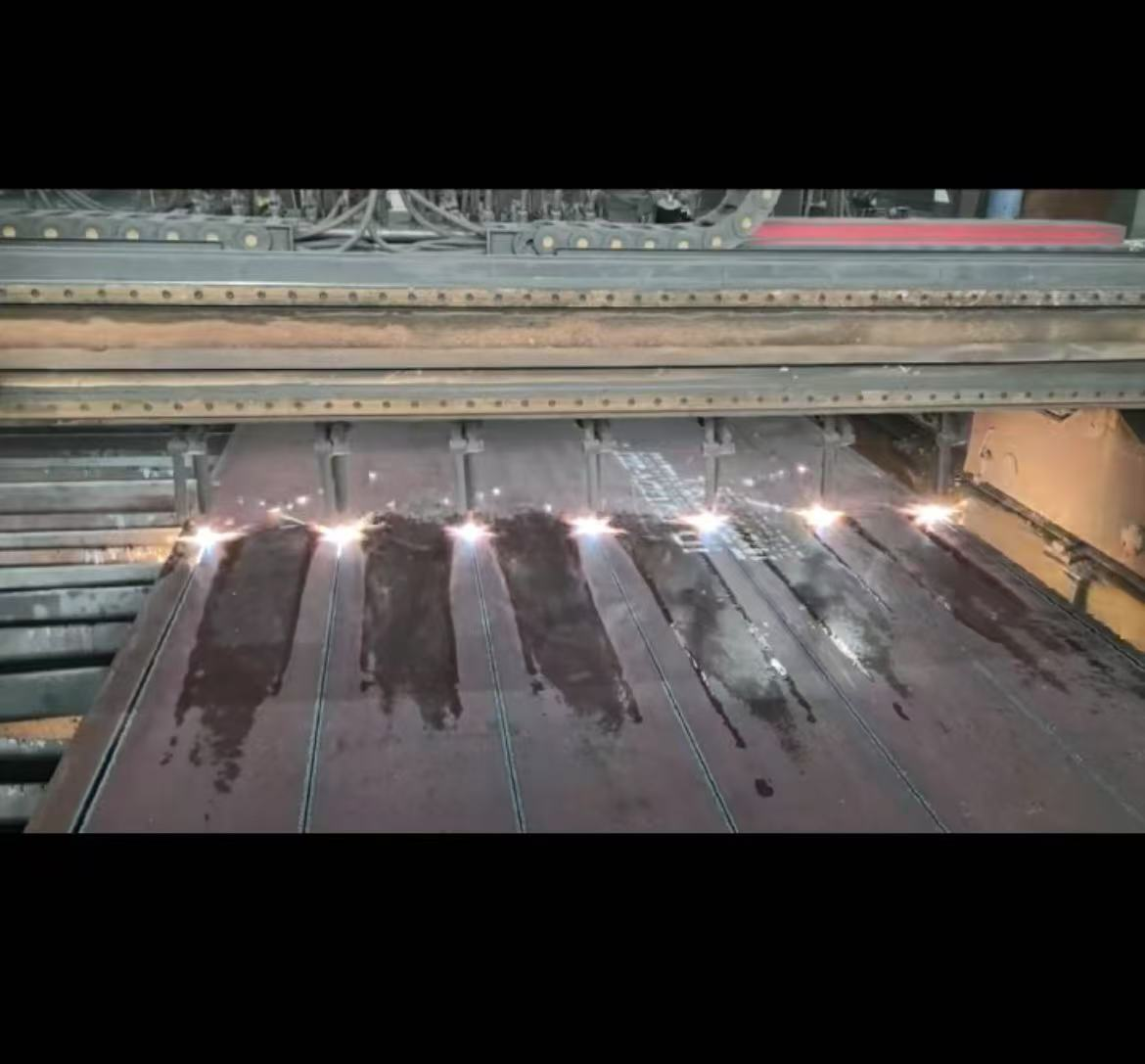 Компания LINXI ZHONGSHENG STEEL CONSTRUCTION CO.,LTD.объясняет процесс изготовления стальных компонентов.