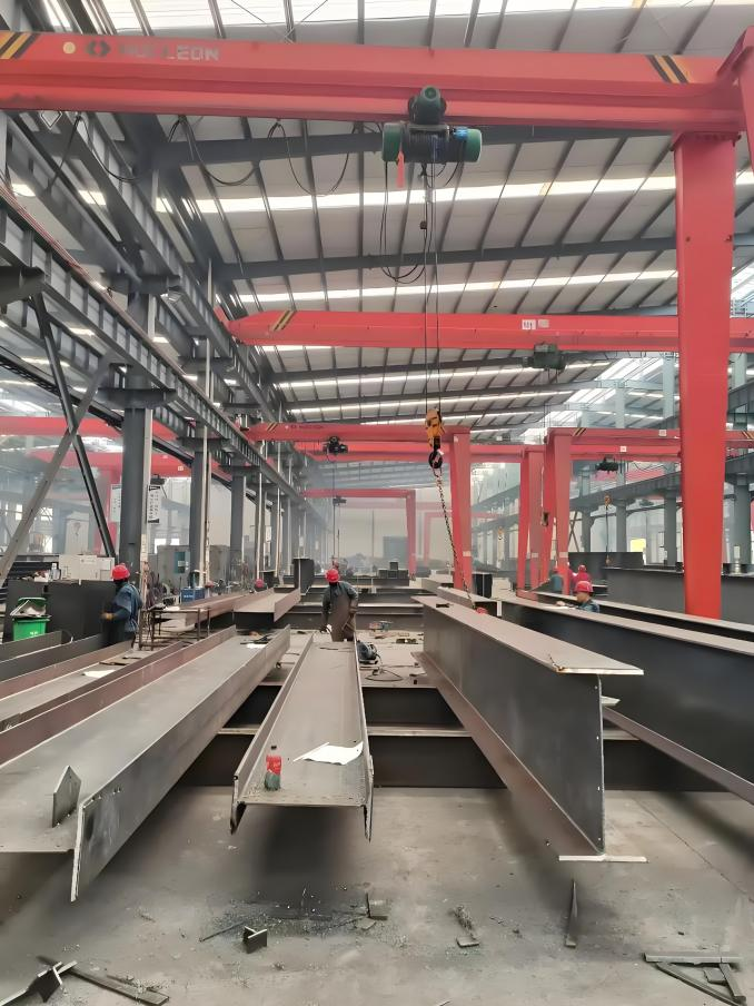 Компания LINXI ZHONGSHENG STEEL CONSTRUCTION CO.,LTD.объясняет процесс изготовления стальных компонентов.